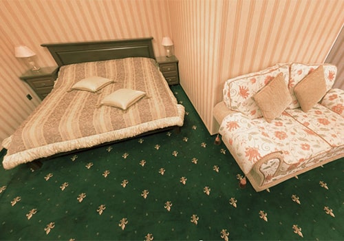 Зелёный ковролан. Настил напольного покрытия ковролин в отеле.